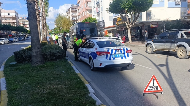 Manavgat'ta 3 aracın karıştığı zincirleme kazada 1 kişi yaralandı