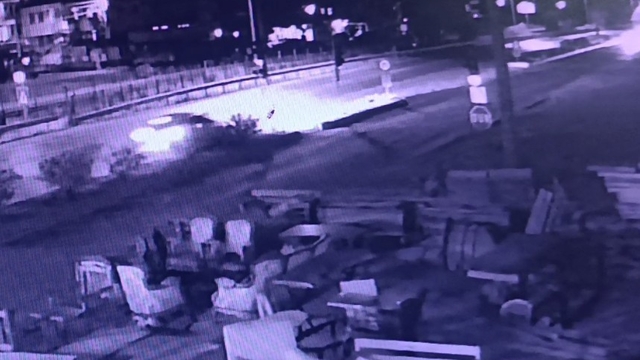 Havalanan otomobil hafif ticari araca çarptı