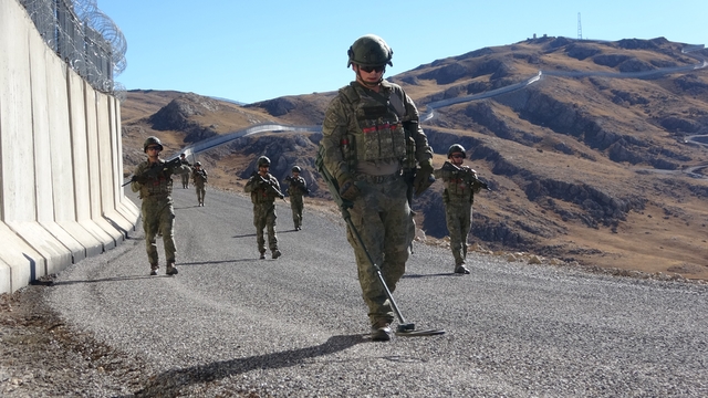 Türkiye'nin güvenlik kalkanı: Van sınır duvarı tamamlanıyor
Başkale sınır duvarında sona yaklaşıldı
142,5 kilometrelik hat, Türkiye-İran güvenliğinin simgesi olacak