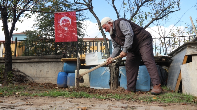 Çöplüğü 15 Temmuz Şehitleri Fidanlığı'na çevirdi
Türk bayrakları ile süslediği fidanlıkta yetişen meyveleri şehitlerin hayrına çocuklara dağıtıyor
İki dedesi de şehit olan Kore gazisi 90 yaşındaki İlhan Akbıyık, felçli eşine bakmaktan arta kalan zamanları fidanlık için harcıyor