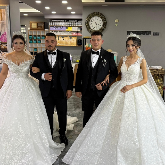 Bu düğünde her şey 'aynı': Aynı yaştaki kardeşler, aynı yaştaki gelinlerle,...