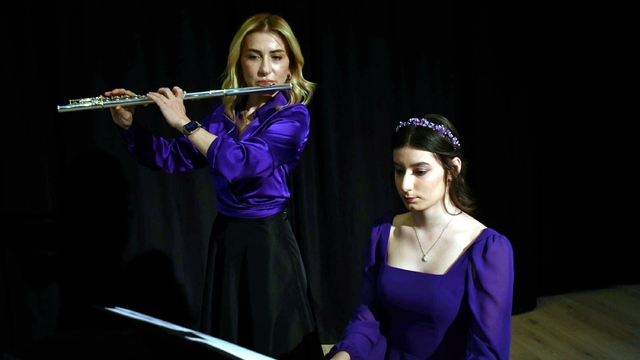 Defne, 17 yıl önce prematüre doğduğu hastanede doktoruyla sahne aldı