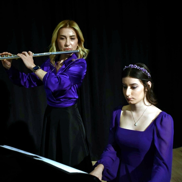 Defne, 17 yıl önce prematüre doğduğu hastanede doktoruyla sahne aldı