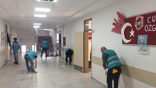 Denetimli serbestlik yükümlüleri, ara tatilde okulları yeniledi