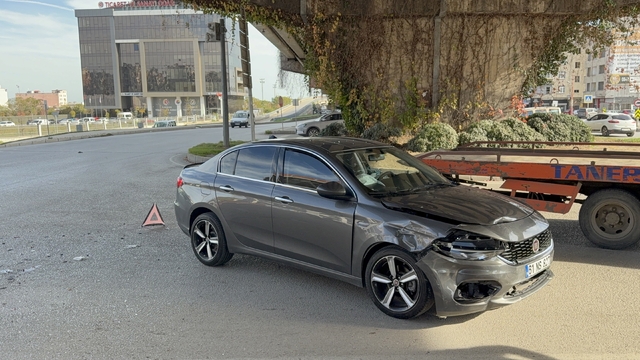 Kavşakta otomobiller çarpıştı: 2 yaralı