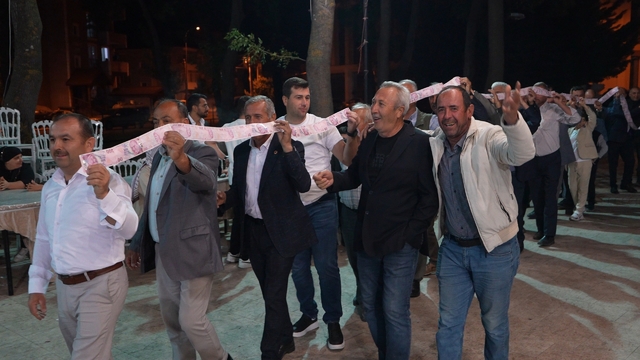 Gelin ve damada 15 metrelik para kurdelesi
Muhtarın arkadaşları birbirine 200 liralık para ekli kurdeleyle düğün salonuna girerek genç çifte taktılar
Muhtarlar Derneği Başkanı İsmail Gücen: "Evlenen çiftlerimize her konuda yardımcı olmayı kendimize görev edindik"