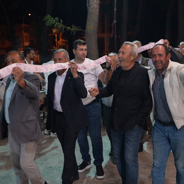 Gelin ve damada 15 metrelik para kurdelesi
Muhtarın arkadaşları birbirine 2...