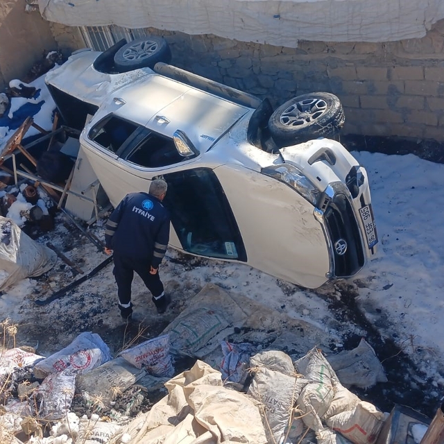 Hakkari'de VEDAŞ personelini taşıyan kamyonet şarampole yuvarlandı