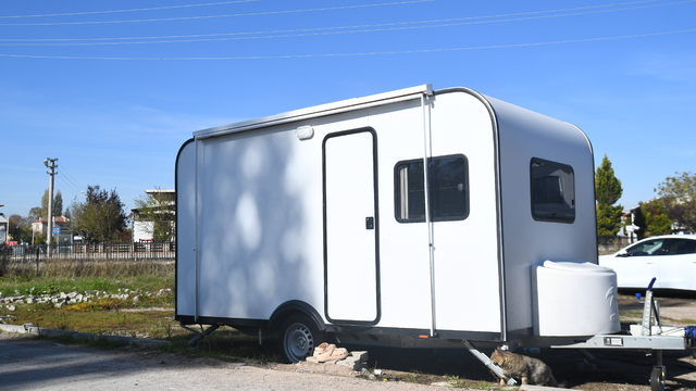 Balıkesir Sındırgı'da sarsıntılar nedeniyle evlerine giremeyenler karavanları tercih ediyor