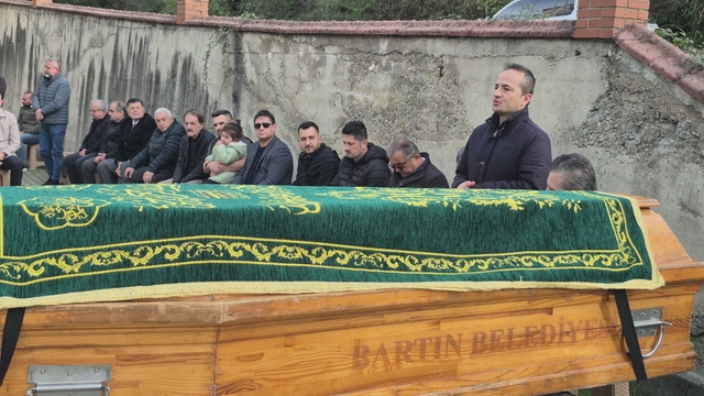 Gazeteci Hikmet Sönmez, evine son kez götürüldü
Hikmet Sönmez dualarla son yolculuğuna uğurlandı