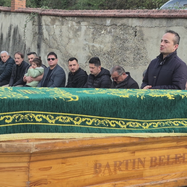 Gazeteci Hikmet Sönmez, evine son kez götürüldü
Hikmet Sönmez dualarla son...