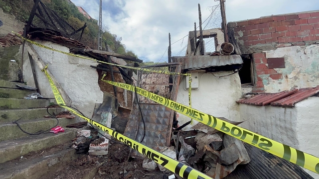 80 yaşındaki ev sahibinin yangını söndürmek isterken ölmüş olabileceği değerlendiriliyor