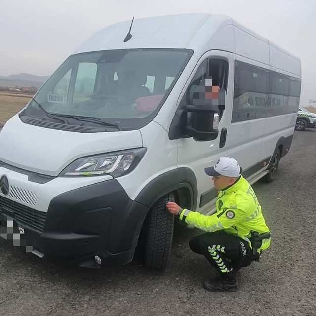 Kars'ta trafik ekiplerinden kış lastiği uygulaması