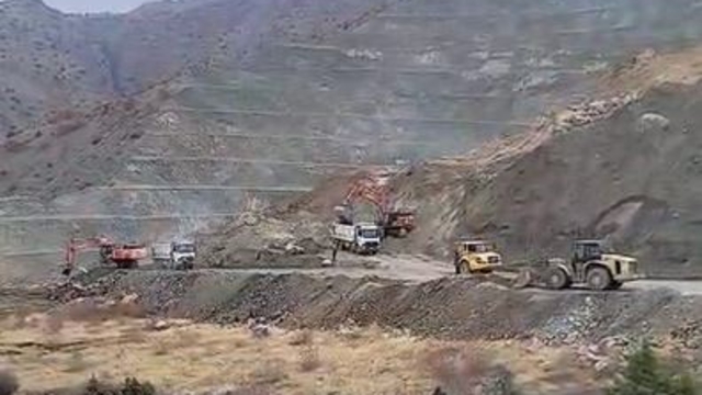 Göçük altında kalan işçiyi kurtarma çalışmaları sürüyor