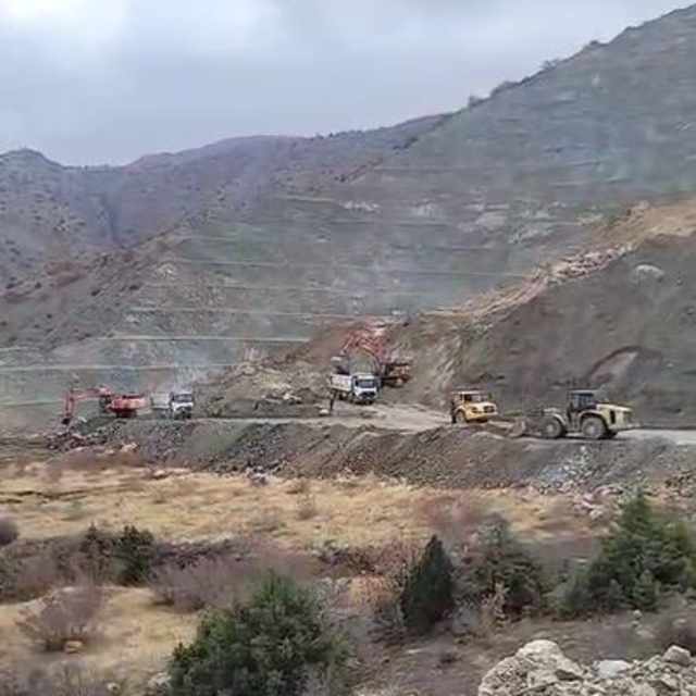 Göçük altında kalan işçiyi kurtarma çalışmaları sürüyor