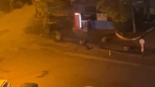 Etrafa aldırmadan büfenin camlarını alaşağı etti