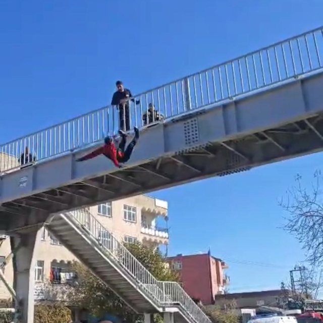 İtfaiyenin kurduğu havalı atlama minderi, hayatta tuttu