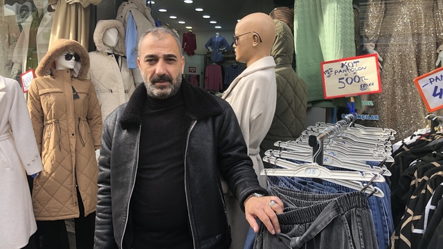 Yüksek kredi kartı komisyonlarına karşı esnaf çözümü bu yolla buldu
Esnaf, nakit alışverişte fiyatları düşük tutuyor
15 yıllık esnaf Ercan Aktaş:
"Yüksek komisyonlar sebebi ile nakitte fiyatları daha uygun tutuyoruz"