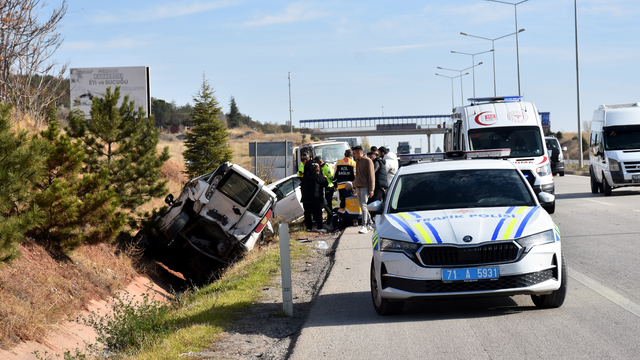 Kırıkkale'de otomobil ile hafif ticari aracın çarpıştığı kazada 8 kişi yaralandı