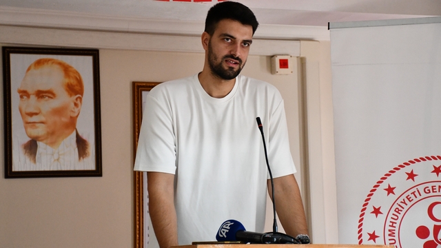 Adana'da milli tekvandocu Sergen Curabaz gençlerle buluştu