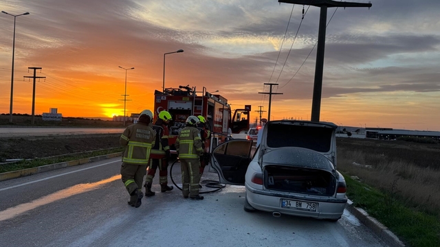 Bandırma'da seyir halindeki araç alev aldı