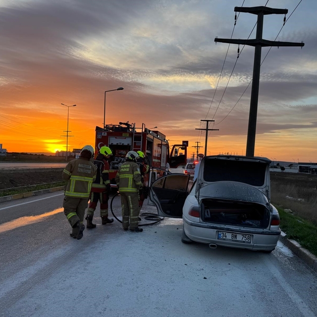 Bandırma'da seyir halindeki araç alev aldı