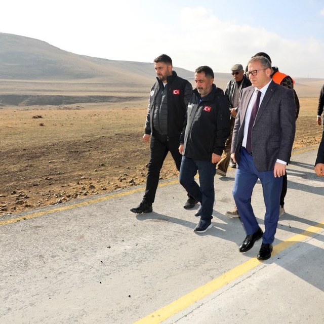 Geçit köyü beton yola kavuştu