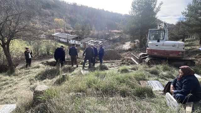 Bolu'da baraj suları altında kalacak mahalledeki kabirler taşınıyor