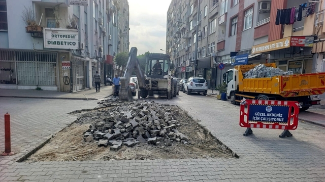 Akdeniz'de sokak yenileme çalışmaları sürüyor