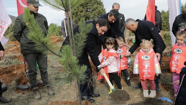 Kütahya'da hatıra ormanına 2 bin fidan dikildi