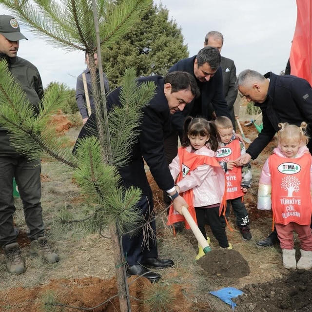 Kütahya'da hatıra ormanına 2 bin fidan dikildi