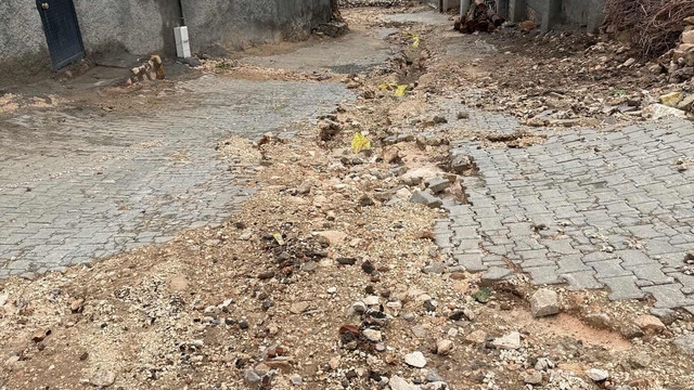 Mazıdağı'nda şiddetli yağışların neden olduğu çukurlarda ortaya çıkan doğal gaz boruları tehlike saçıyor