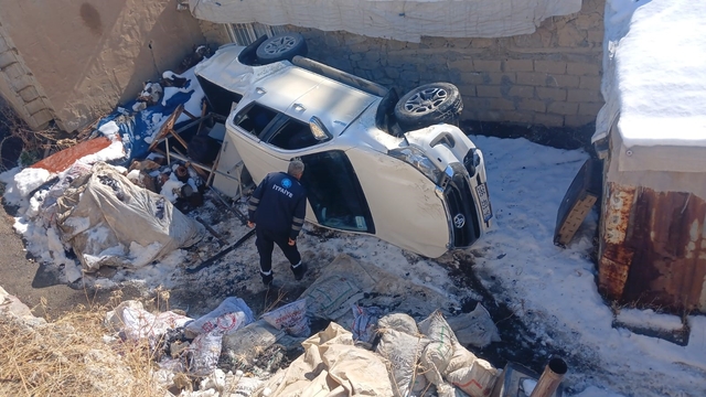Hakkari'de VEDAŞ personelini taşıyan kamyonet şarampole yuvarlandı