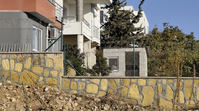 Engelli kadının kulübede yaşamı yürekleri burktu
Kardeşine bakan abla: "Ben kardeşime çok iyi bakıyorum, vasisi de benim"