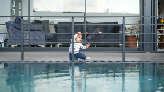 10 aylık bebek 11 dakika suda nefessiz kaldı, 3 kez kalbi durdu
11 dakika suda kaldı, babası hedef koydu: "Toprak şampiyon yüzücü olacak"
Hayata 3. kez dönen bebeğe ikinci isim: "Aile umudunu yitirmedi, ona 'Umut' yakışır"