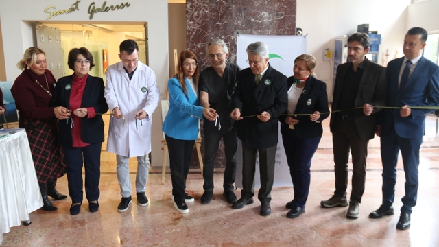 ESOGÜ'de bağımlılık temalı karikatür sergisi açıldı
Alkol, sigara ve teknoloji bağımlılığıyla ilgili eserler dikkat çekti