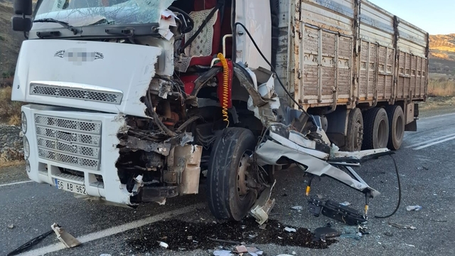 Siirt'te iki kamyon kafa kafaya çarpıştı: 1 yaralı