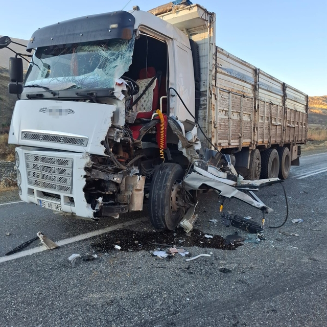 Siirt'te iki kamyon kafa kafaya çarpıştı: 1 yaralı