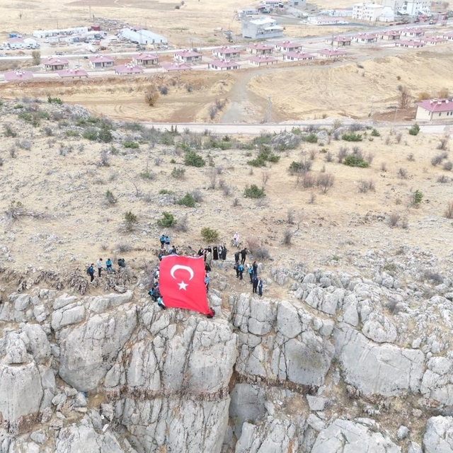 Dağların zirvesinde gençlik buluşması
Kahta ve Sincik'te 'Sonbaharın Renkle...
