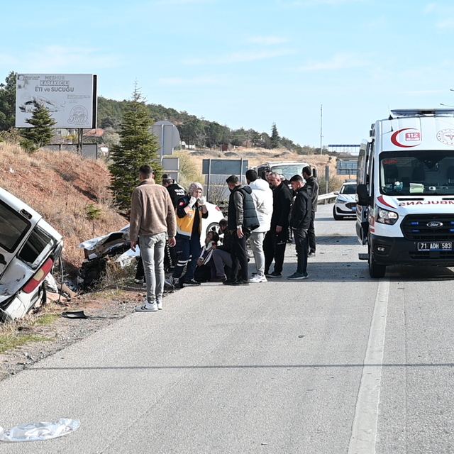 Kırıkkale'de otomobil ile hafif ticari araç çarpıştı: 8 yaralı