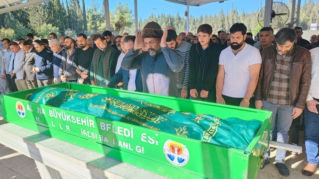 Baba, kazada ölen oğlunun cenaze namazını kıldırdı
Anne ise oğlunun arkadaşlarına sarılarak gözyaşı döktü