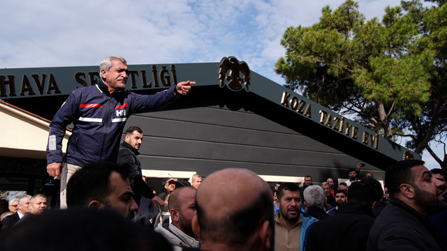 İzmir'de mahalle sakinleri ile belediye ekipleri arasında yıkım gerginliği