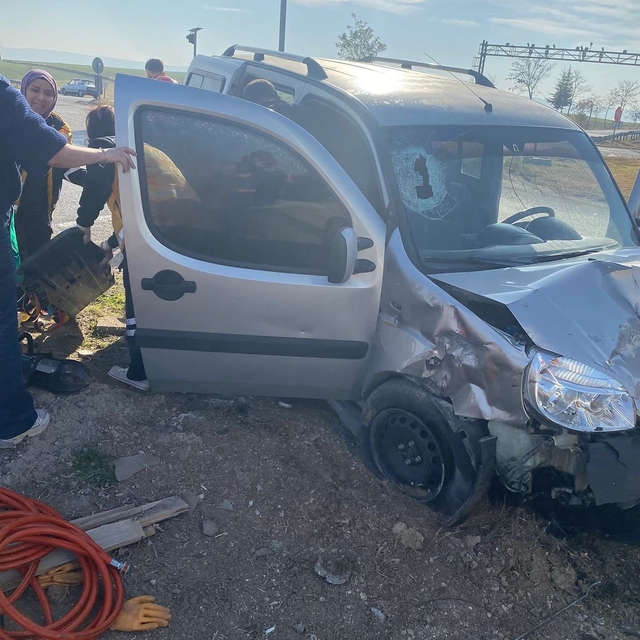 Çankırı'da hafif ticari araç ile otomobil çarpıştı: 1 ölü, 4 yaralı