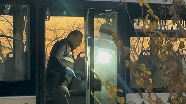 Belediye otobüsünde, eşinin gözü önünde bıçaklanan genç öldü