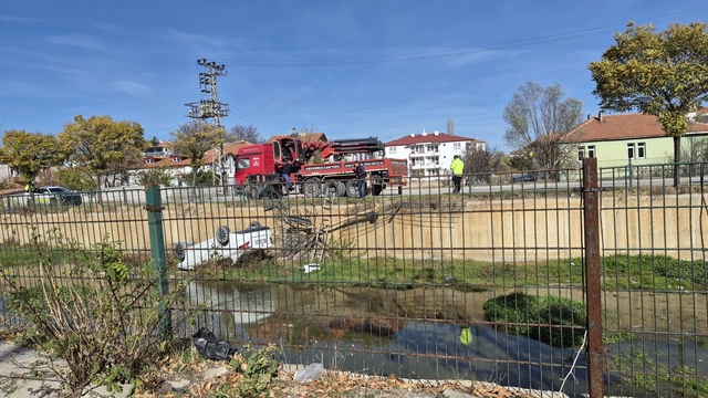 Yozgat'ta araç kanala uçtu 1 kişi yaralandı
