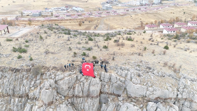 Dağların zirvesinde gençlik buluşması
Kahta ve Sincik'te 'Sonbaharın Renkleri Doğa Yürüyüşü" düzenlendi