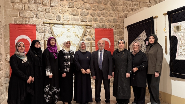 Mardin'de "Dualı Sultan Gömlekleri" sergisi açıldı
Dualı gömleklerde Fatiha, Yasin, Fetih sureleri yer alıyor