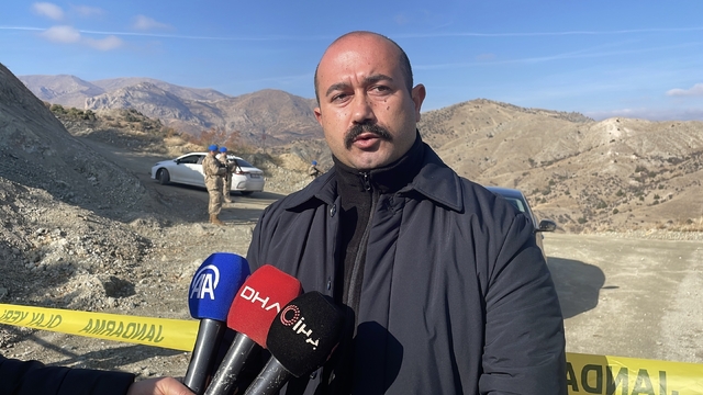 Devam eden heyelan, heyelan altında kalan şantiye müdürünü arama çalışmalarını güçleştiriyor
Divriği Belediye Başkanı Av. Cihan Deniz Akbaş, demin madeninde toprak hareketliliği devam ettiği için, heyelan altında kalan şantiye müdürünü arama çalışmalarının güçlükle devam ettiğini söyledi