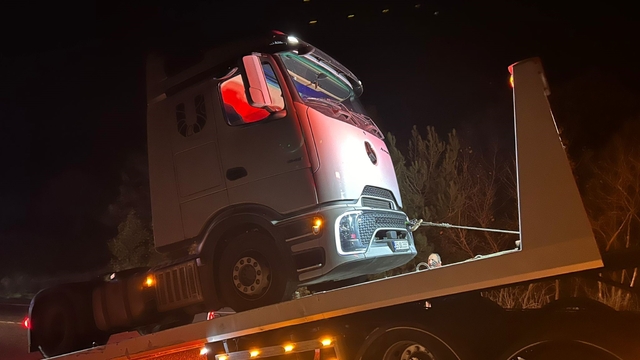 Balıkesir'de tırın direksiyonunun kilitlenmesi sonucu trafik felç oldu