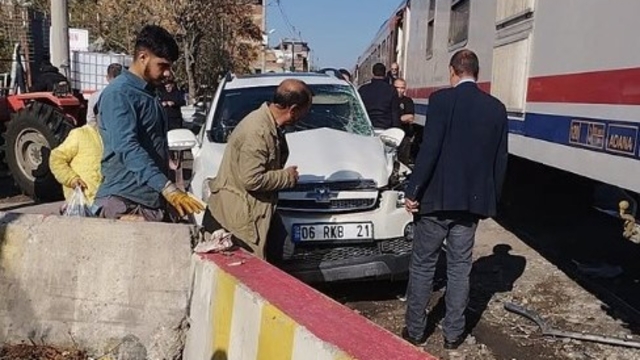 Yük treni, hemzemin geçitte otomobile çarptı; sürücü kaçtı (2)